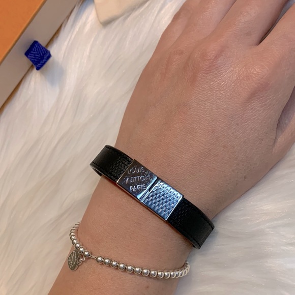 SOLD! ๐๐โค๏ธโค๏ธ๐Louis Vuitton Pull-it Damier Reversible Bracelet - Picture 15 of 17
